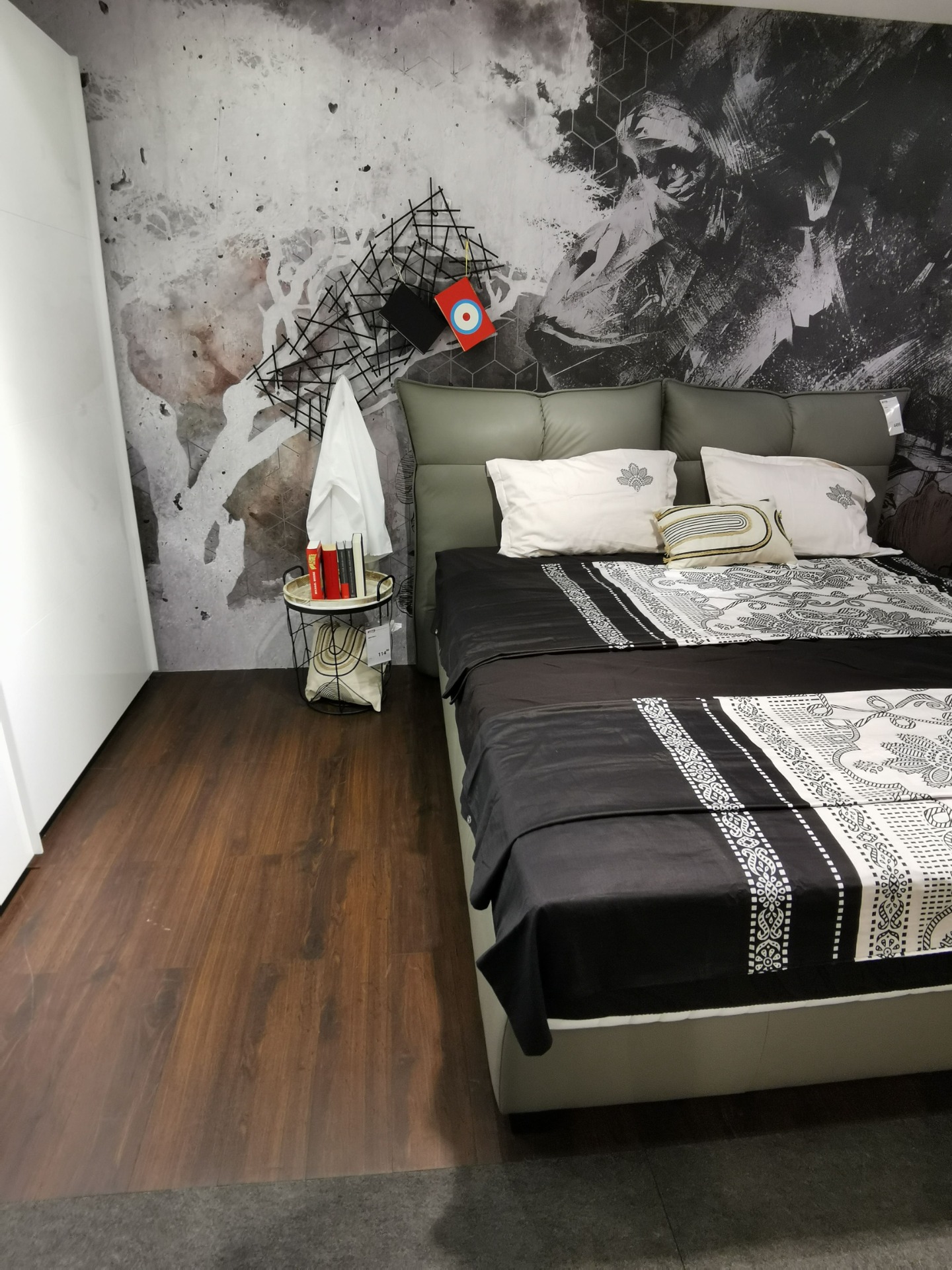 The Pros and Cons of Wallpapering Just One Wall